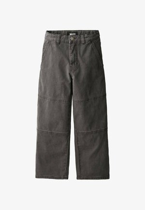 Tmavě šedé bavlněné kalhoty s širokým střihem, viditelným šitím a dvěma odlišnými horizontálními látkovými panely na každé nohavici.