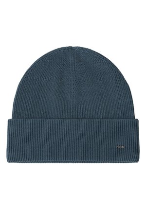 Bonnet en tricot bleu foncé avec un revers plié et une petite étiquette métallique rectangulaire sur le côté du revers.
