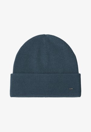 Bonnet en tricot bleu foncé avec un revers plié et une petite étiquette métallique rectangulaire sur le côté du revers.