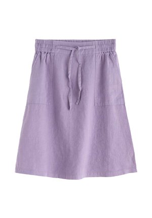 Lavendelfarvet knælængde nederdel med elastisk taljebånd, snøre og to forlommer på hvid baggrund.