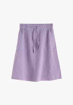 Lawendowa spódnica do kolan z elastycznym pasem, sznurkiem do wiązania oraz dwoma przednimi kieszeniami naszywanymi, na białym tle.