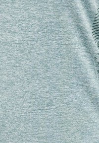 Helles blaues meliertes Gewebe mit einer weichen Textur, das auf der rechten Seite einen markanten Farn-Print aufweist. Geschmeidiges und lässiges Design.