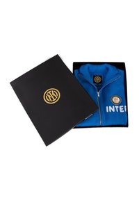 Blauwe ritsvest met gebreide kraag, gekenmerkt door "INTER" in witte letters, gepresenteerd in een zwarte doos met een gouden logo.