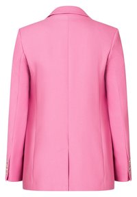 Blazer ajusté rose avec un col cranté, des manches longues et des accents de boutons sur les poignets. Présente un dos épuré avec une couture centrale.