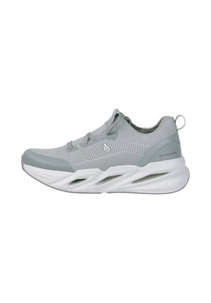 Chaussure de sport gris clair avec empeigne en mesh, semelle blanche amortissante avec design découpé, languette au talon et texte "Swiss Engineering" sur le côté.