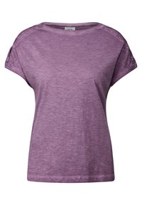 T-shirt violet à manches courtes avec une coupe décontractée, un col rond et des détails de boutons décoratifs sur les épaules. Tissu léger avec une apparence texturée.