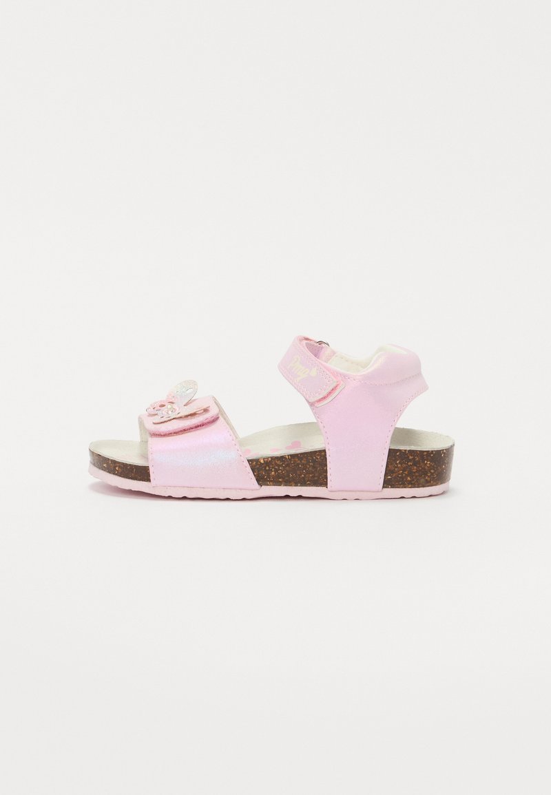 Roosa laste sandaal läikiva pealsega, liblikate aktsendiga, Velcro rihmaga ja korgitaolise tallaga. Avatud varvaste ja seljaga, et tagada hingavus.