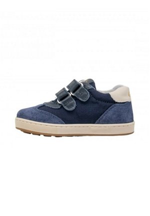 Sneaker blu navy da bambino con due fasce regolabili in velcro, collo beige sul tallone e suola in gomma.