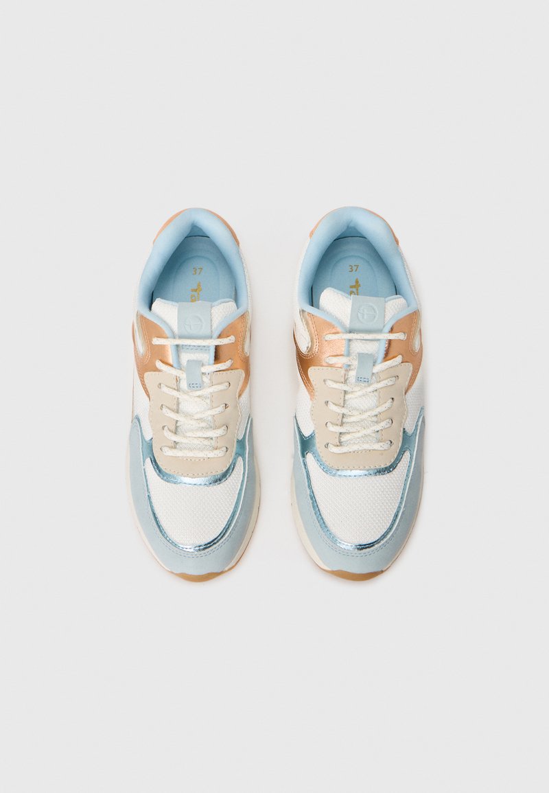 Sneakers met een witte mesh bovenkant, metallic bronzen en blauwe overlays, crème veters en een lichtblauwe binnenkant. Maat 37 label zichtbaar.