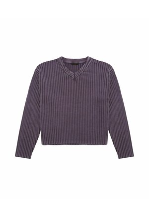 Paarse geribde gebreide trui met een V-hals, lange mouwen en een cropped ontwerp. Beschikt over een textuur van verticale strepen over de stof.
