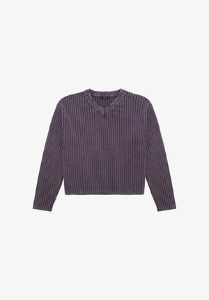 Paarse geribde gebreide trui met een V-hals, lange mouwen en een cropped ontwerp. Beschikt over een textuur van verticale strepen over de stof.