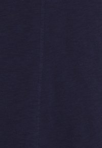 Tissu texturé bleu marine avec un tissage fin et des coutures visibles, présentant une finition lisse et un léger éclat.