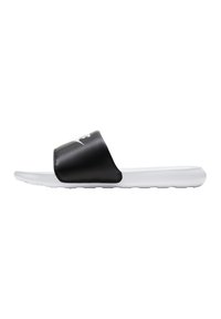 Svarte sandaler med matte remmer, med såle i hvitt som har en teksturert overflate. Remmen inkluderer et logodesign.