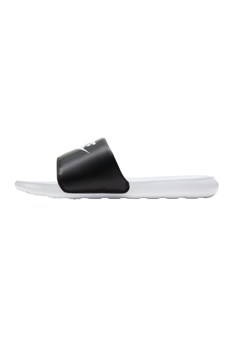 Svarte sandaler med matte remmer, med såle i hvitt som har en teksturert overflate. Remmen inkluderer et logodesign.