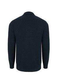 Granatowy sweter z dzianiny z długimi rękawami, kołnierzykiem oraz ściągaczami przy rękawach i dolnej krawędzi. Miękka faktura, minimalistyczny design i brak widocznych wzorów.