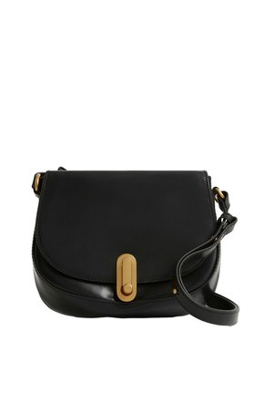 Bolso bandolera de cuero negro con solapa curvada, cierre ovalado dorado y correa de hombro ajustable enrollada sobre fondo blanco.