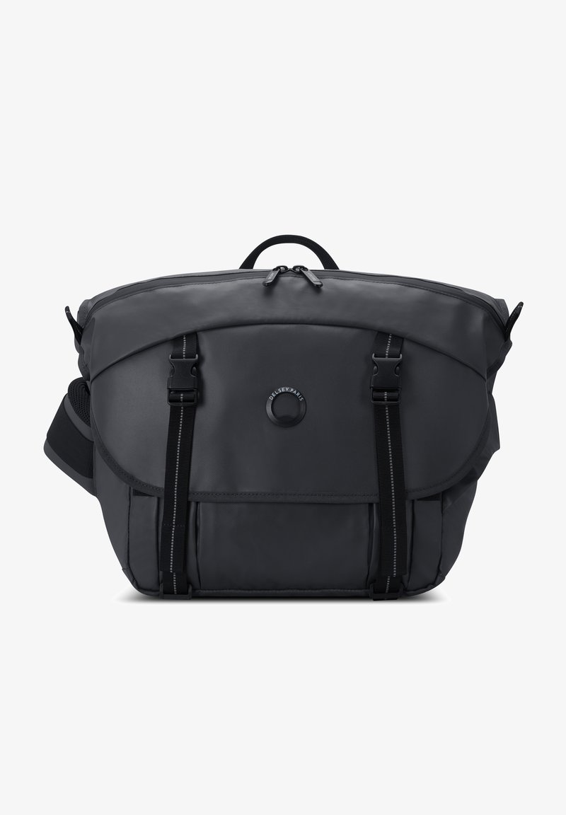 Sac messager noir à texture douce, avec un dessus incurvé, deux boucles à l'avant et un compartiment central zippé. Ceinture d'épaule réglable incluse.