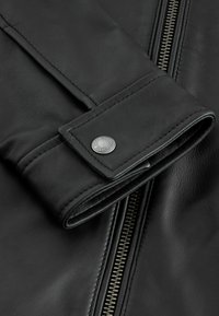 Schwarze Lederjacke mit Reißverschluss, genähten Bündchen und einem metallischen Druckknopf für sicheren Halt. Glatte Oberfläche.