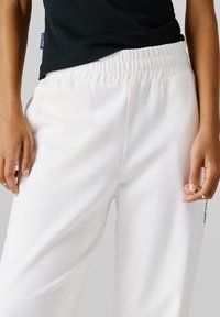 Red Bull Racing x Pepe Jeans WIDE  - Treningo apatinė dalis - off white