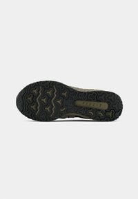 Talpa de pantof din cauciuc negru cu un model texturat de tălpi, având designuri hexagonale și în zigzag, și o intersole bej.