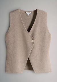 Beige gebreid mouwloos vest met V-hals en enkele knoopsluiting aan de voorkant, gemaakt van zachte, gestructureerde stof.