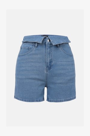 Shorts di denim a vita alta in blu chiaro. Presentano una vita sfilacciata, due tasche frontali e una texture di tessuto liscia e strutturata.