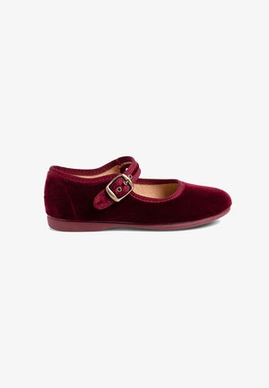 Burgunderrote Samt-Mary-Jane-Schuhe mit runder Zehenpartie, flacher Sohle und einem Schnallenriemen über dem Rist. Glatte Textur und minimalistisches Design.