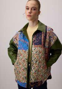 PATCHWORK PATTERNED - Könnyű dzseki - Green