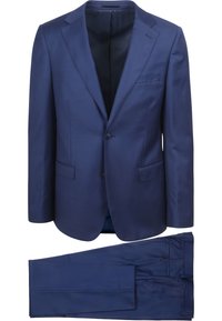 Marineblauwe pak met een colbert met twee knopen, gelapte revers, vlakke broek, een gladde textuur en minimalistische ontwerpdetails.