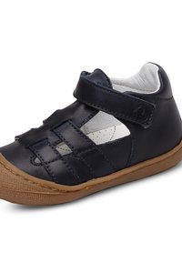 Tmavě modrá kožená sandál s otevřeným designem, s páskem na suchý zip, prošívanými detaily a světlou hnědou gumovou podrážkou.