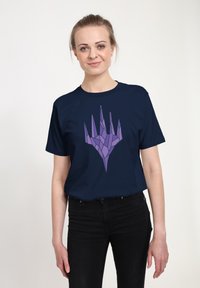 Námořnická modrá tričko z bavlny s geometrickým fialovým potiskem ruky. Krátké rukávy a klasický střih s kulatým výstřihem.