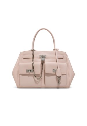 Borsa a mano in pelle rosa chiaro con due tasche frontali, chiusure argentate, dettaglio a catena, manico superiore e portachiavi attaccato su sfondo bianco.