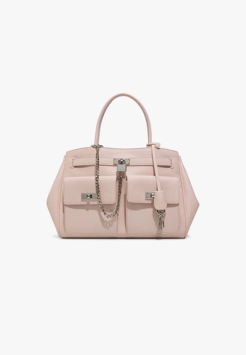 Sac à main en cuir rose clair avec deux poches avant, fermetures argentées, détails en chaîne, poignée supérieure et porte-clés attaché sur fond blanc.