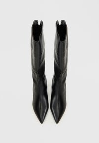 Stivaletti neri in pelle con punta affusolata. Design elegante e liscio con gambale alto e apertura superiore. Dettagli di cucitura minimi.