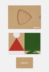 Drie Zalando-cadeaubonhouders: een met een driehoekige uitsparing in bruin kraftpapier, een met een rood en groen geometrisch ontwerp, en een kleine bruine kaart.