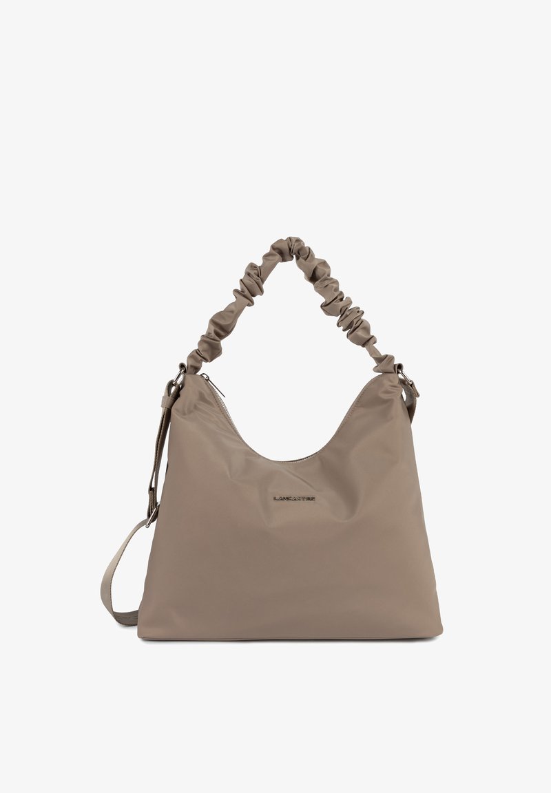 Borsa in nylon beige con design morbido, manico superiore arricciato, chiusura con zip e tracolla removibile. Presenta un dettaglio con logo sul davanti.