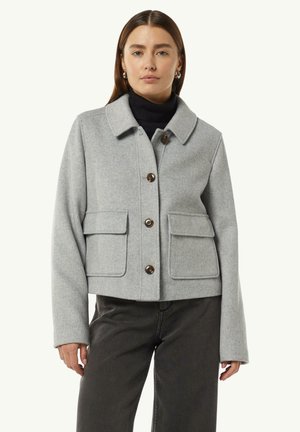 Gray cropped jacket made of wool-blend fabric, featuring a collared neckline, two front pockets, and brown buttons.