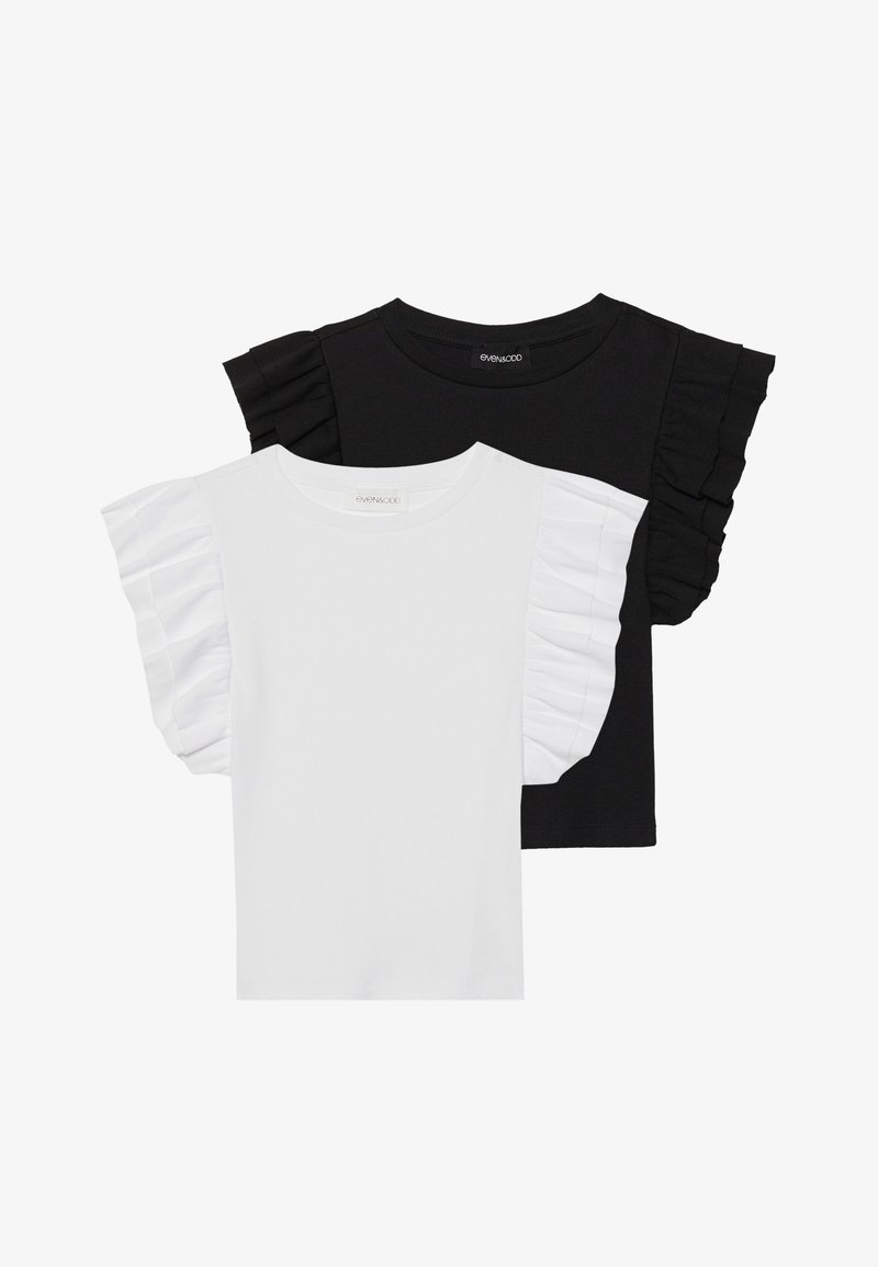 Twee T-shirts met korte mouwen: eentje zwart met gerimpelde mouwen, de andere wit met gerimpelde mouwen. Beide zijn gemaakt van lichte katoen.