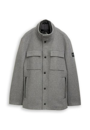 Giacca in lana grigia con colletto alto, chiusure a pressione frontali, due tasche sul petto e due tasche laterali con zip; tessuto testurizzato con una fodera liscia.