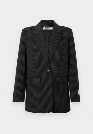 Blazer riscada preta com lapelas de entalhe, fecho com um só botão, dois bolsos frontais e um forro interior confortável. Detalhes notáveis de costura.