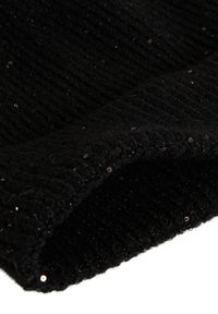 Bufanda negra de punto con textura de canalé, decorada con sutiles lentejuelas para un detalle adicional y un aspecto suave y difuso.