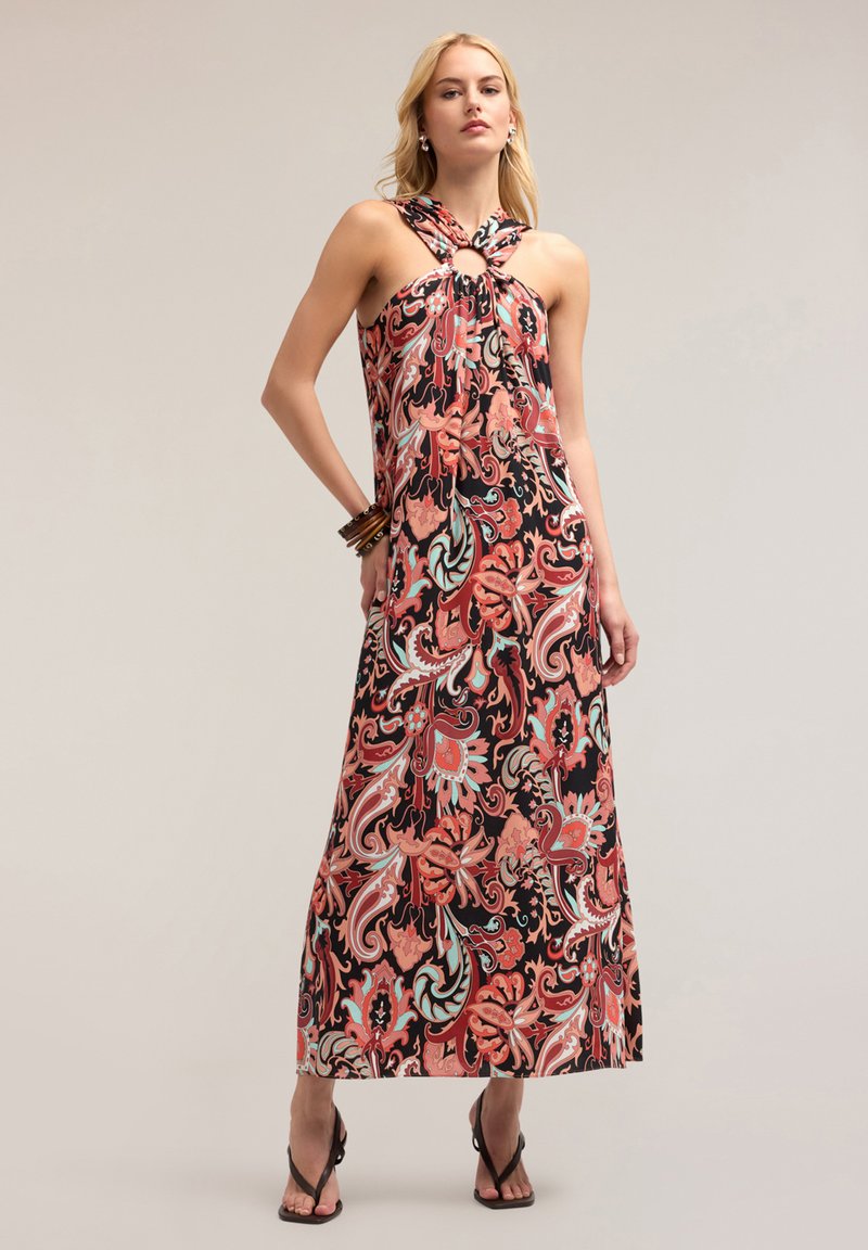 Rochie maxi cu o bază neagră, având un model floral paisley vibrant în nuanțe de corai, teal și crem. Design cu gât halter și o parte din față legată.