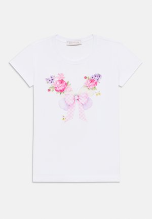Άσπρο βαμβακερό t-shirt με λουλουδένια σχέδια που περιλαμβάνουν ροζ τριαντάφυλλα και μοβ λουλούδια, σχέδιο πεταλούδας και λεπτομέρεια με ροζ φιόγκο καρό.