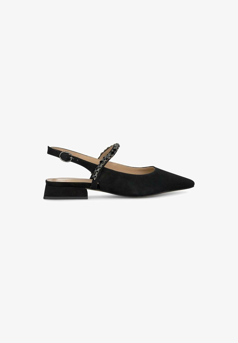 Sandal in suede nero con punta affusolata, tacco a blocco basso e cinturino decorativo con perline. Texture liscia, design minimalista.
