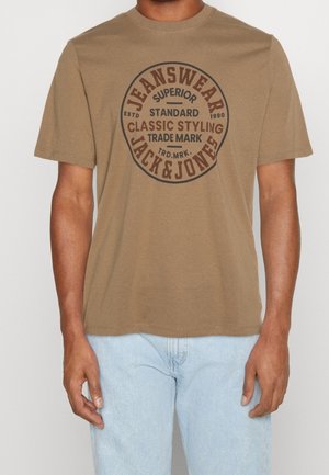 Brązowy bawełniany t-shirt z okrągłym logo i napisem "JEANSWEAR JACK & JONES" w ciemnobrązowym kolorze, okrągły dekolt, krótkie rękawy.
