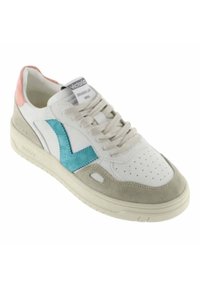Sneaker bianco con punta in suede grigio testurizzato, accento laterale in suede blu chiaro e linguetta del tallone rosa. Include dettagli perforati e chiusura con lacci.