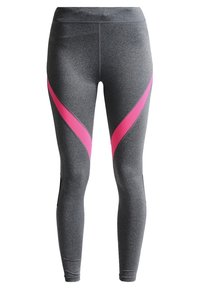 Harmaat legginsit, jotka on valmistettu joustavasta materiaalista ja joissa on istuva muotoilu. Niissä on vaaleanpunaiset vinomaiset paneelit sivuilla ja sileä tekstuuri.