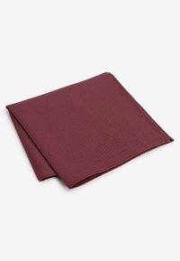 Bordeauxfarbene Stoffserviette, quadratische Form, glatte Textur, mit gefalteten Rändern, die einen sauberen, ordentlichen Abschluss zeigen.