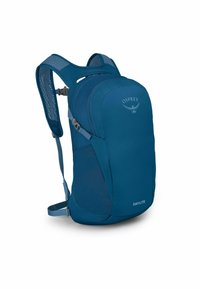 Mochila Blue Osprey Daylite con forma curvada, paneles de malla en las correas y hebillas ajustables; fabricada con un tejido duradero y de textura suave.