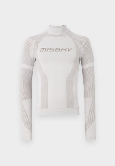 Hvid tætsiddende langærmet bluse med lodrette lysegrå striber og høj hals. Har "MISBHV" logo på fronten, lavet af strækbart stof.
